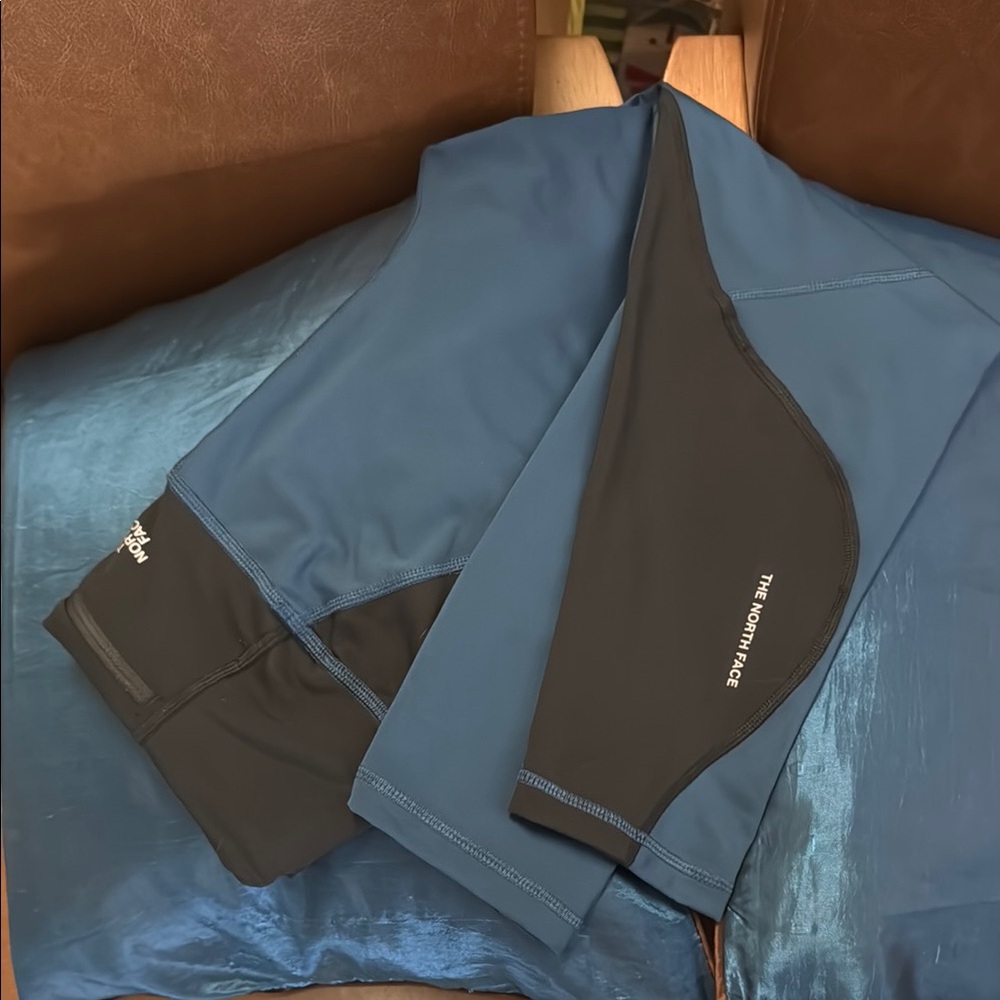 EUC THE NORTH FACE capri length leggings. Black and turquoise design. No flaws.